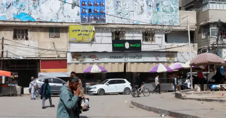 গাজার দেইর আল-বালাহতে নির্বাচনি প্রার্থীদের পোস্টার